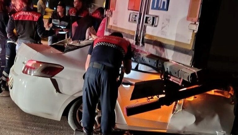 Otomobil tırın altına girdi: 2 ölü