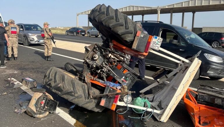 Otomobil ve traktörün çarpışması sonucu 3 kişi yaralandı
