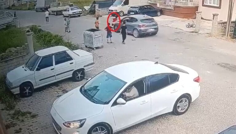 Otomobilin çarptığı 7 yaşındaki çocuk 1 hafta sonra vefat etti Otomobilin çarptığı 7 yaşındaki çocuk 1 hafta sonra vefat etti