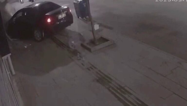 Otomobiliyle iş yerine çarpıp kaçtı