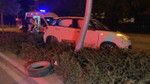 Otomobille refüje dalan sürücü arabayı ve yaralıları bırakıp kaçtı Otomobille refüje dalan sürücü arabayı ve yaralıları bırakıp kaçtı