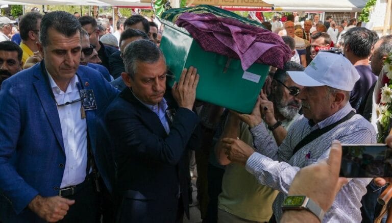 Özgür Özel, memleketinde cenazeye katıldı Özgür Özel, memleketinde cenazeye katıldı