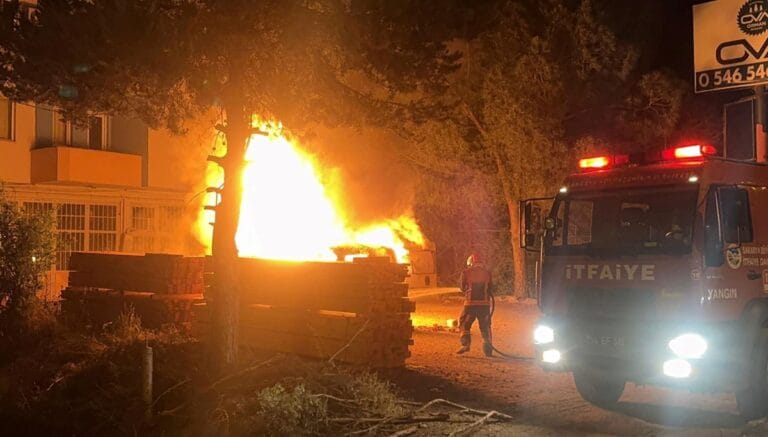 Park halindeki araç alev topuna döndü Park halindeki araç alev topuna döndü