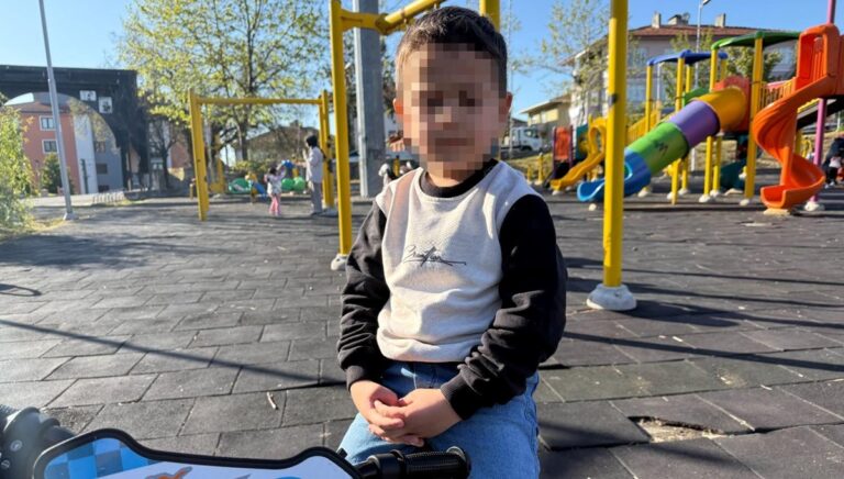 Parkta oynarken alkol şişesini su zannederek içen çocuk fenalaştı
