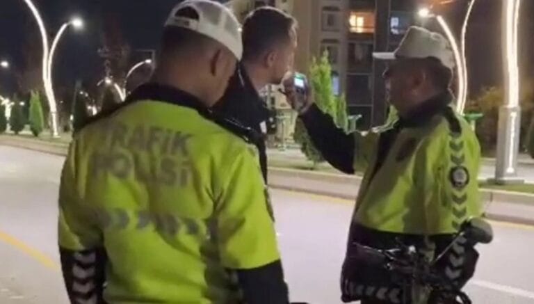 Polisten sürücüye: “Bu halde eşek bile süremezsin” Polisten sürücüye: “Bu halde eşek bile süremezsin”