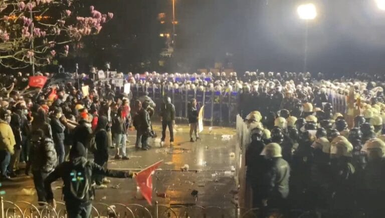 Saraçhane protestolarında tutuklanan 14 öğrenciye tahliye Saraçhane protestolarında tutuklanan 14 öğrenciye tahliye