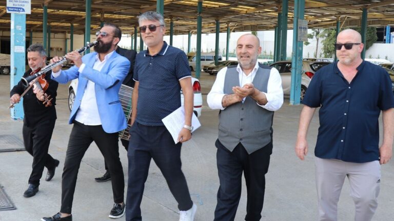 Sıra dışı protesto! Zabıtaya mahkeme kararını davul zurnayla verdiler