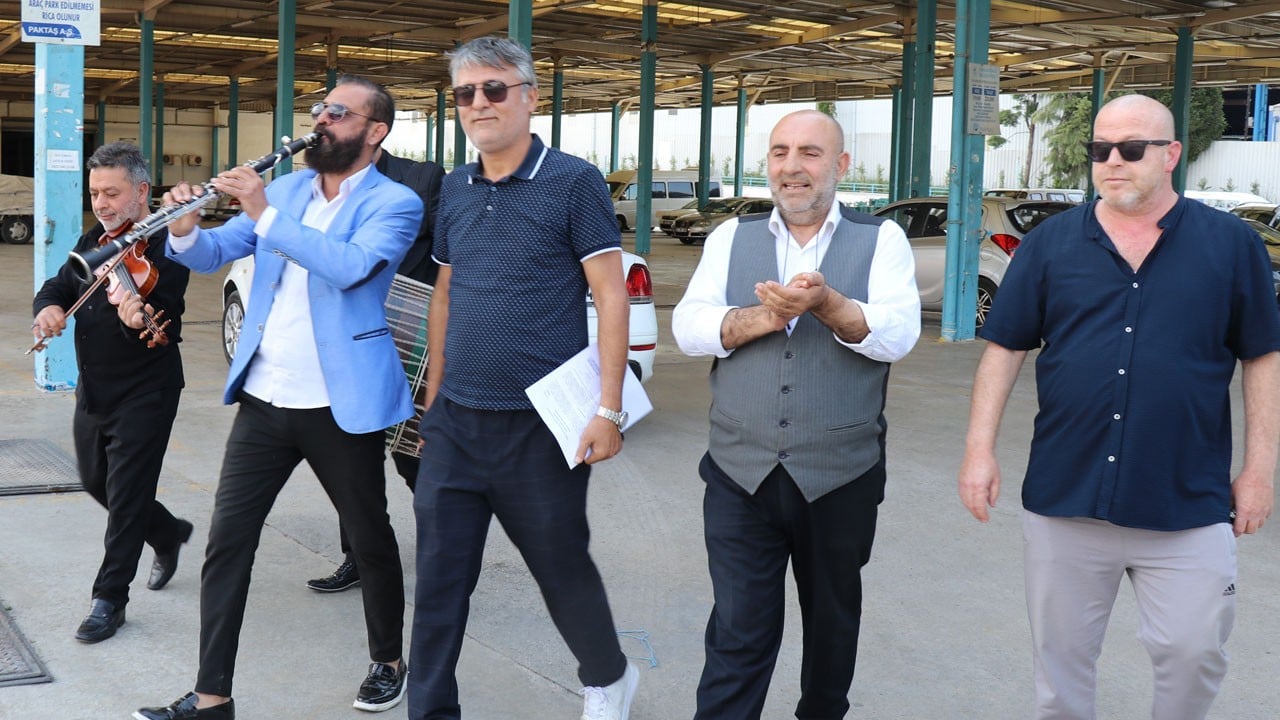 Sıra dışı protesto! Zabıtaya mahkeme kararını davul zurnayla verdiler
