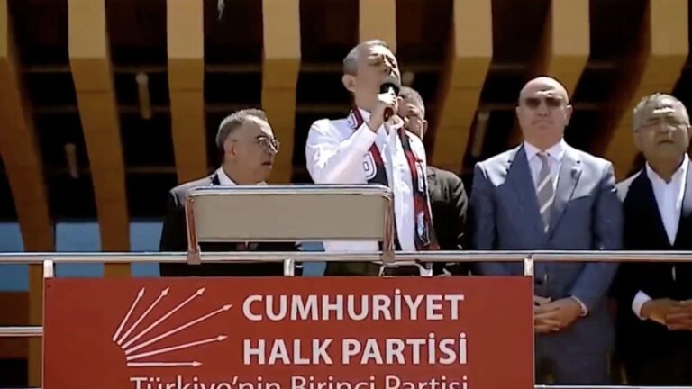 ‘Sırrı Süreyya’nın ruhuna…’ Özgür Özel’den Fatiha yerine alkış