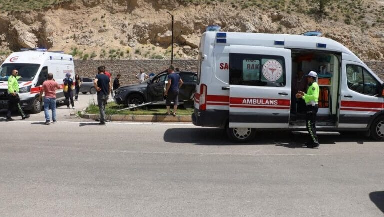 Sivas’ta otomobil ile hafif ticari araç çarpıştı: 3’ü çocuk 6 yaralı Sivas’ta otomobil ile hafif ticari araç çarpıştı: 3’ü çocuk 6 yaralı