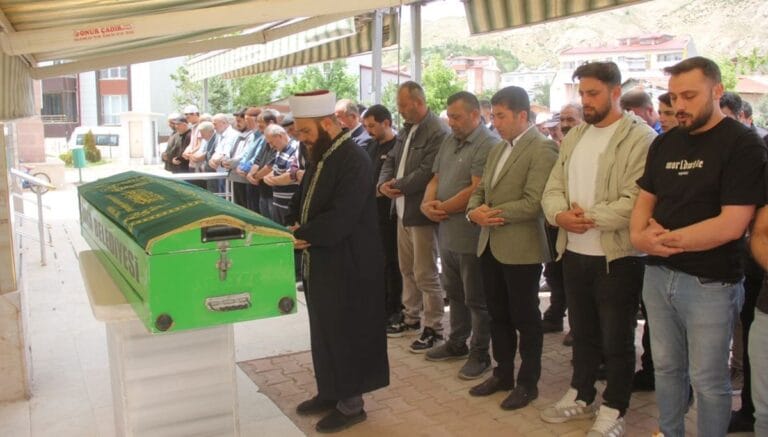 Sivas’ta rahatsızlanan 11 yaşındaki çocuk hayatını kaybetti Sivas’ta rahatsızlanan 11 yaşındaki çocuk hayatını kaybetti