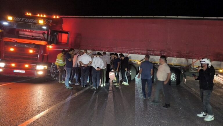 Sürücüsünün rahatsızlandığı tır yolu trafiğe kapattı Sürücüsünün rahatsızlandığı tır yolu trafiğe kapattı