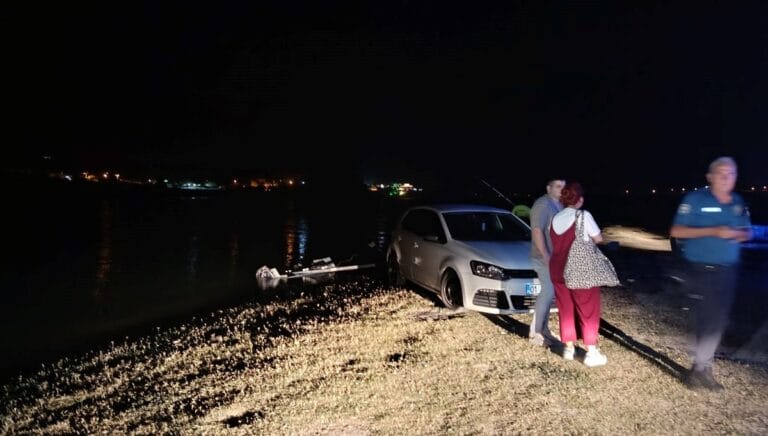 Tekne gezisi faciaya dönüştü: Genç adam gölde kayboldu Tekne gezisi faciaya dönüştü: Genç adam gölde kayboldu