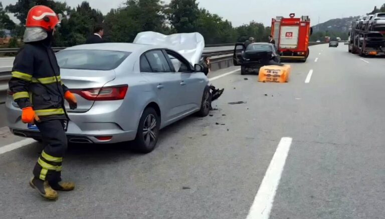 Tırdan otoyola düştü, zincirleme kazaya neden oldu