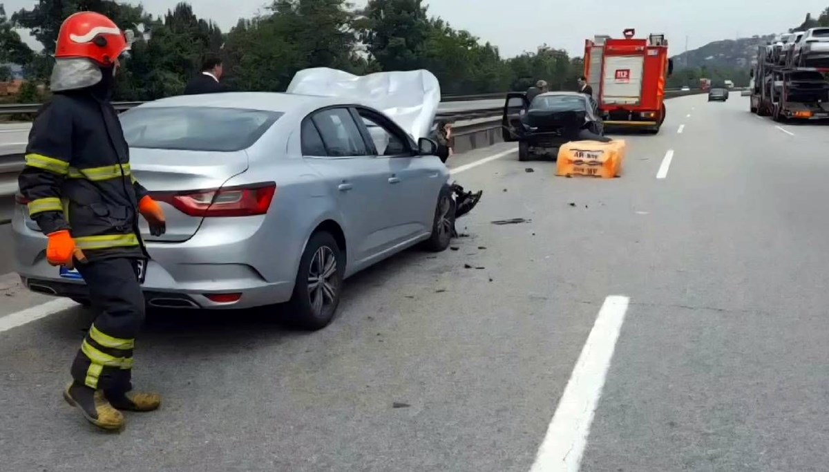 Tırdan otoyola düştü, zincirleme kazaya neden oldu
