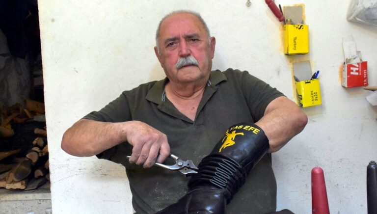 Tireli Hasan usta, 64 yıldır mesleğini sürdürüyor: “Elle yapan başka usta yok”