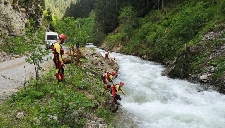 Trabzon’da dereye düşen çocuk aranıyor: Babası için adli kontrol kararı Trabzon’da dereye düşen çocuk aranıyor: Babası için adli kontrol kararı