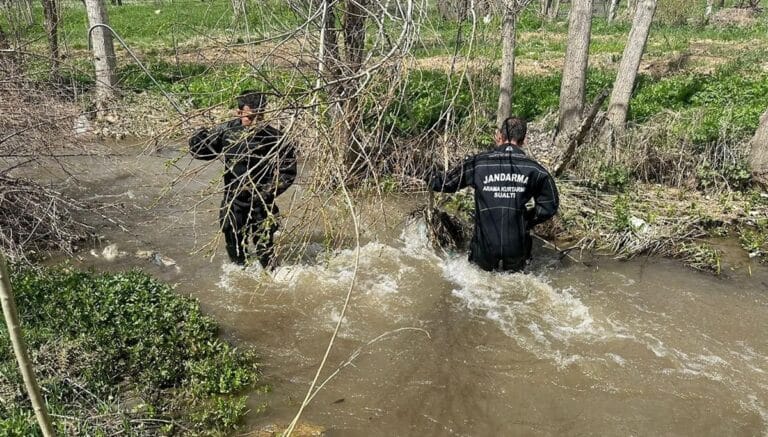 Trabzon’da dereye düşen çocuk kayboldu Trabzon’da dereye düşen çocuk kayboldu