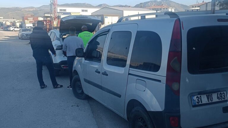 Trafikte öfkelendi! Tır sürücüsüne içecek fırlattı cezadan kaçamadı