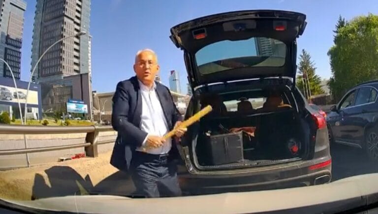Trafikte yol tartışması: Beyzbol sopasıyla üstüne yürüdü Trafikte yol tartışması: Beyzbol sopasıyla üstüne yürüdü