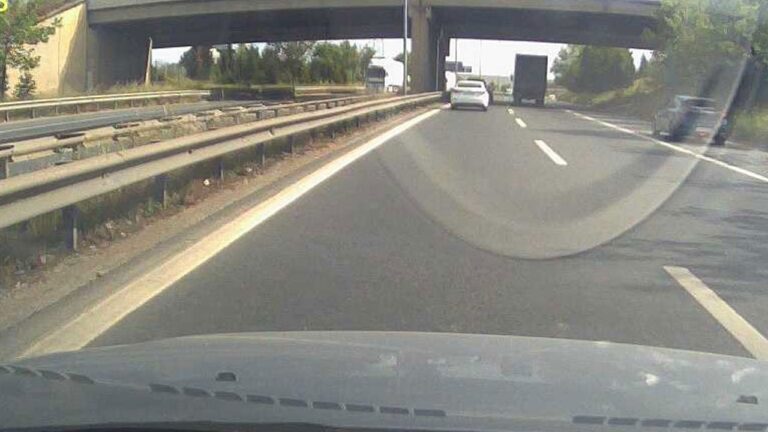 Trafiktekilerin canlarını tehlikeye attılar! Kurallara uymayan sürücüler böyle görüntülendi