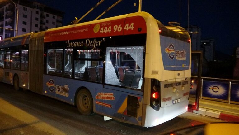 Trambüs ile kamyonet çarpıştı: 1 yaralı Trambüs ile kamyonet çarpıştı: 1 yaralı