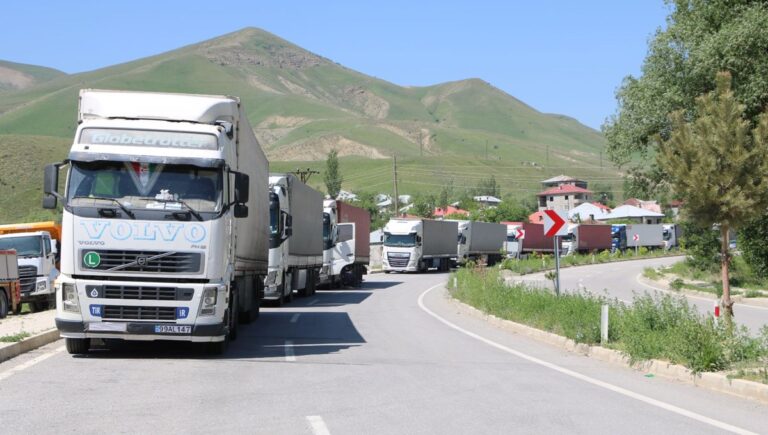 Türkiye-İran sınırında 3 kilometrelik TIR kuyruğu Türkiye-İran sınırında 3 kilometrelik TIR kuyruğu