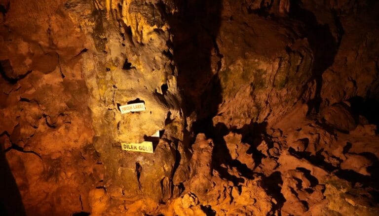 Türkiye’nin ilk turistik mağarası: Kuruyan sularıyla fosil haline geldi Türkiye’nin ilk turistik mağarası: Kuruyan sularıyla fosil haline geldi