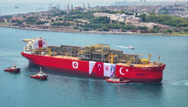 Türkiye’nin ilk yüzer doğalgaz üretim platformu İstanbul Boğazı’nda Türkiye’nin ilk yüzer doğalgaz üretim platformu İstanbul Boğazı’nda