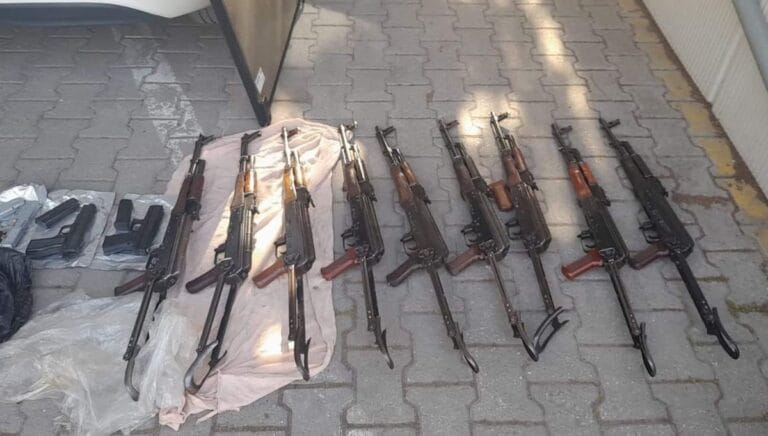 Uyuşturucu takibinde silah deposu çıktı: Otomobili kullanan polis gözaltında Uyuşturucu takibinde silah deposu çıktı: Otomobili kullanan polis gözaltında