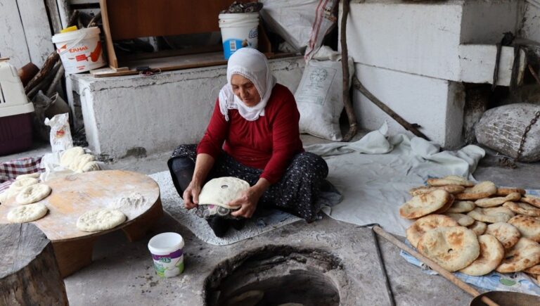 Uzun süre bayatlamayan ekmekler böyle pişiriliyor: Gelenek Erzurum’da sürüyor