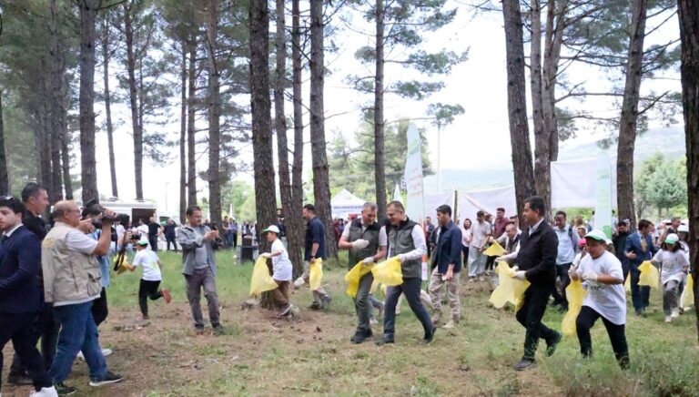 Yarım saatte 580 kilo çöp toplandı