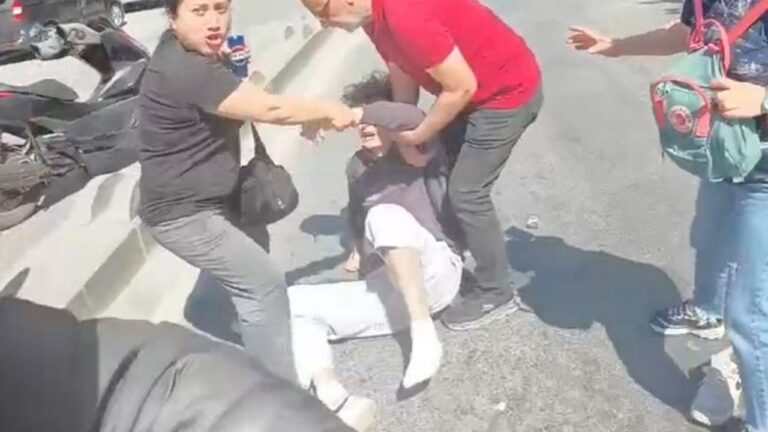 Yaya geçidinde tekmeli tokatlı kavga!