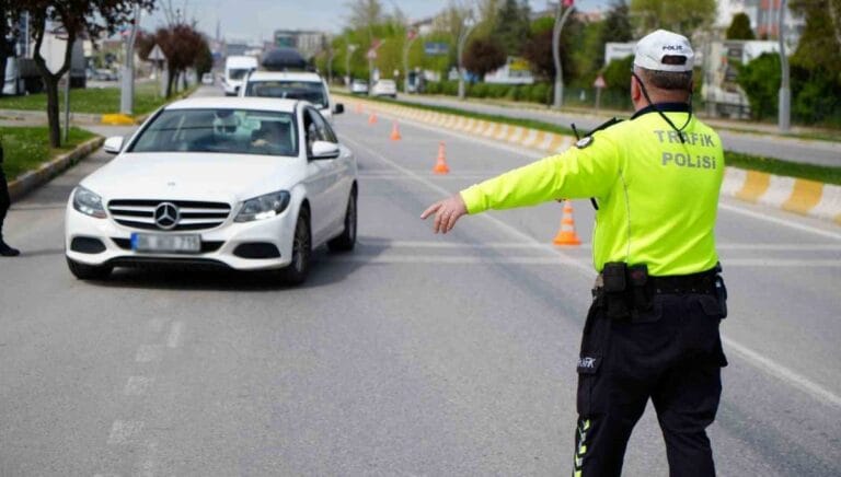 Yeni trafik cezaları 2025: Trafik cezası artıyor mu, ne kadar oluyor? Karayolları Trafik Kanununda yapılan değişiklikler Yeni trafik cezaları 2025: Trafik cezası artıyor mu, ne kadar oluyor? Karayolları Trafik Kanununda yapılan değişiklikler