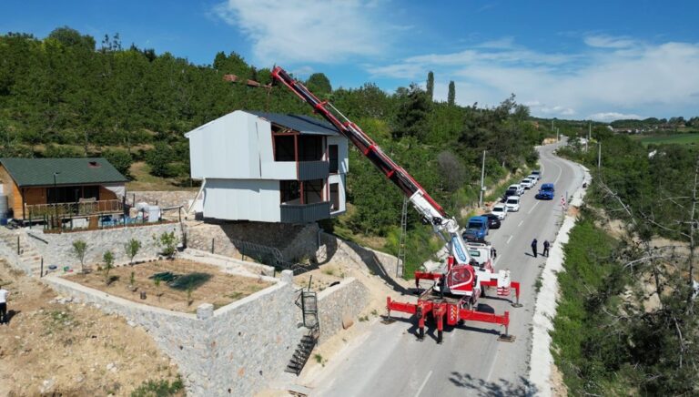 Yıkılmasın diye kaçak villayı vinçle taşıdı