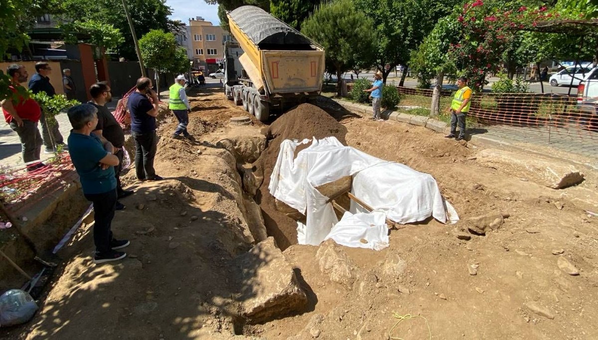 Yol çalışmasında bulunan tarihi mezar kapatıldı
