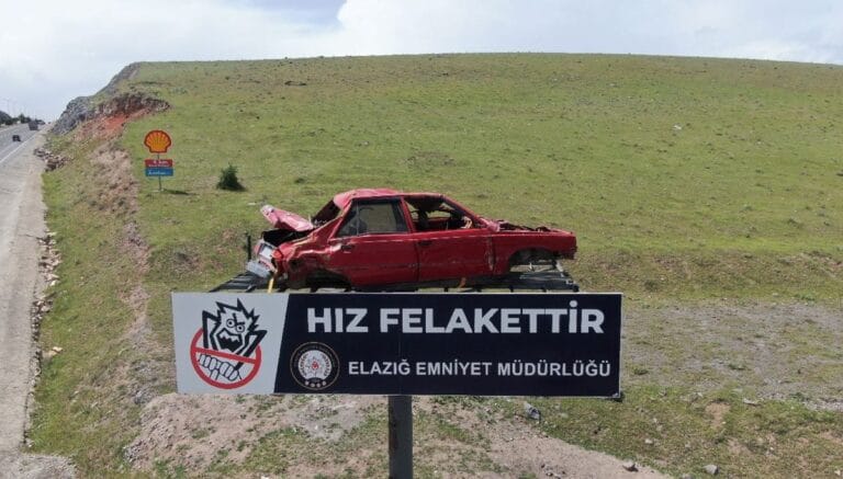 Yol kenarına yerleştirilen kazalı araç sürücüleri yavaşlattı Yol kenarına yerleştirilen kazalı araç sürücüleri yavaşlattı