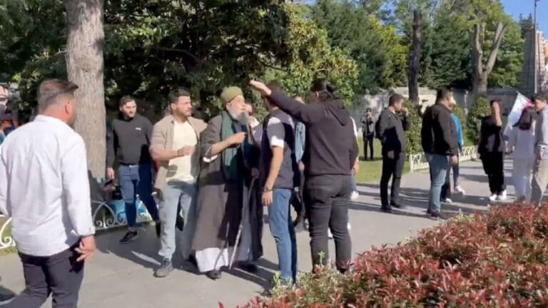 Yolsuzluk tutuklusu Ekrem’in seküler yobazları Müslüman adama saldırdı! Papağan gibi aynı sloganı attılar Yolsuzluk tutuklusu Ekrem’in seküler yobazları Müslüman adama saldırdı! Papağan gibi aynı sloganı attılar