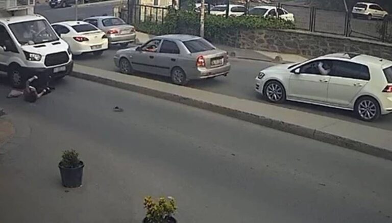 Yolun karşısına geçmeye çalıştı, kamyonetin altında kaldı