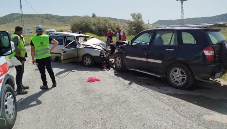 Yozgat’ta cip ile otomobil kafa kafaya çarpıştı: 6 yaralı Yozgat’ta cip ile otomobil kafa kafaya çarpıştı: 6 yaralı