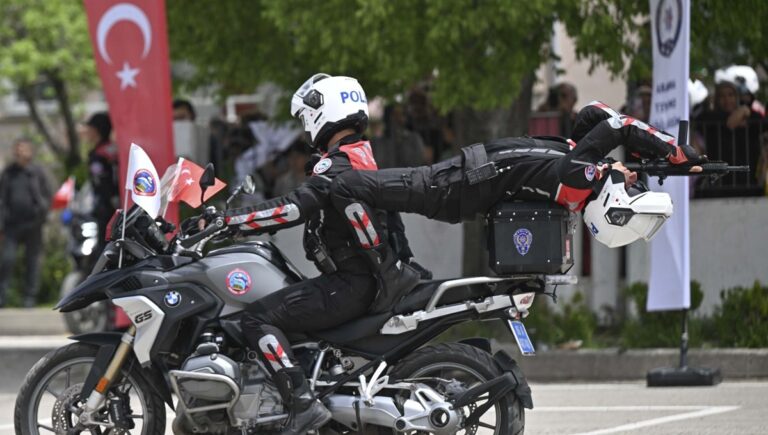 Yunus polislerinden 19 Mayıs gösterisi