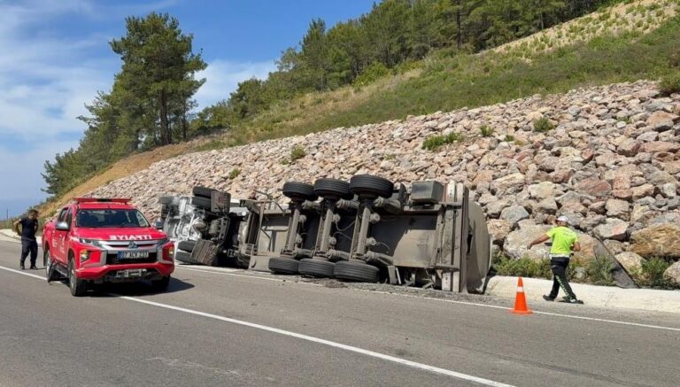 Zift yüklü tankeri taşıyan TIR devrildi