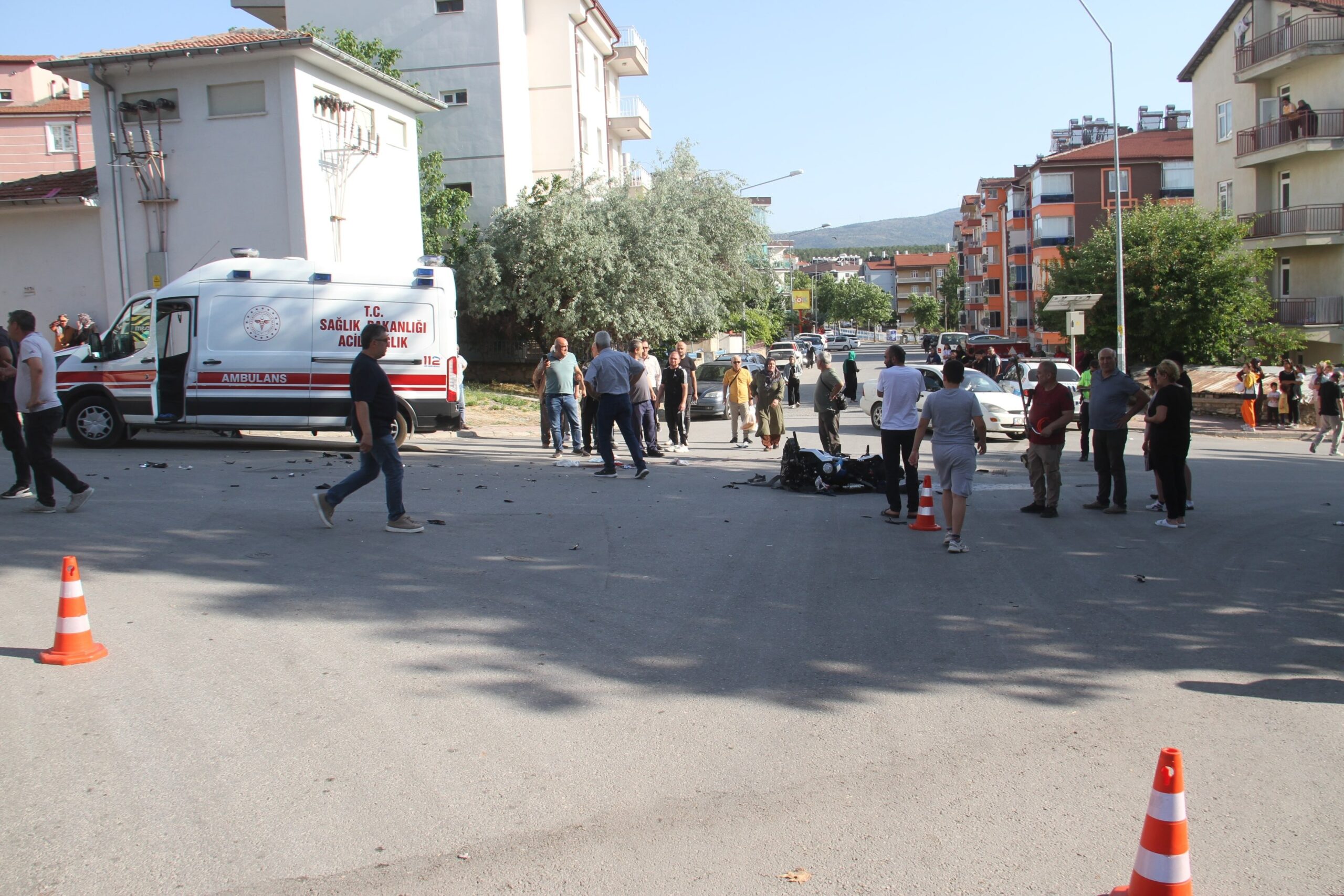 15 yaşındaki çocuğun kullandığı motosiklet öğrenci servisiyle çarpıştı 15 yaşındaki çocuğun kullandığı motosiklet öğrenci servisiyle çarpıştı