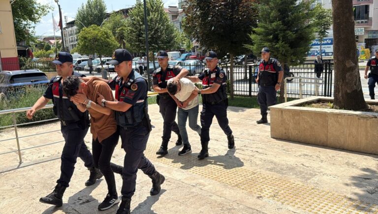 Amcalarının oğluna cinsel istismar: 2 kuzenden 1’i tutuklandı Amcalarının oğluna cinsel istismar: 2 kuzenden 1’i tutuklandı