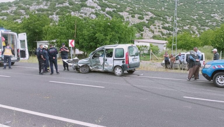 Antalya’da iki araç çarpıştı: 1 ölü, 3 yaralı Antalya’da iki araç çarpıştı: 1 ölü, 3 yaralı