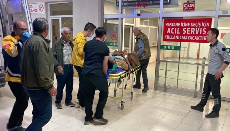 Arazi anlaşmazlığında kan aktı: Kardeşini öldürdü, diğer kardeşi ve kendi oğlunu yaraladı Arazi anlaşmazlığında kan aktı: Kardeşini öldürdü, diğer kardeşi ve kendi oğlunu yaraladı