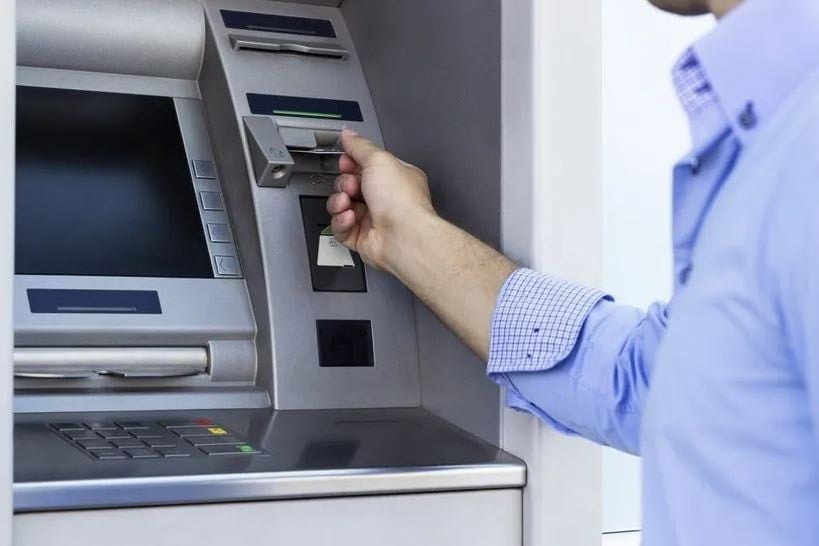 ATM kullananlar dikkat! Kartınızı bilerek yutabilir! ATM kullananlar dikkat! Kartınızı bilerek yutabilir!