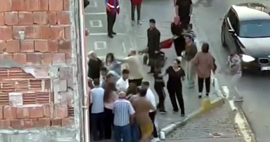 Avcılar’ı karıştıran kavga! Güçlükle ayrıldılar Avcılar’ı karıştıran kavga! Güçlükle ayrıldılar