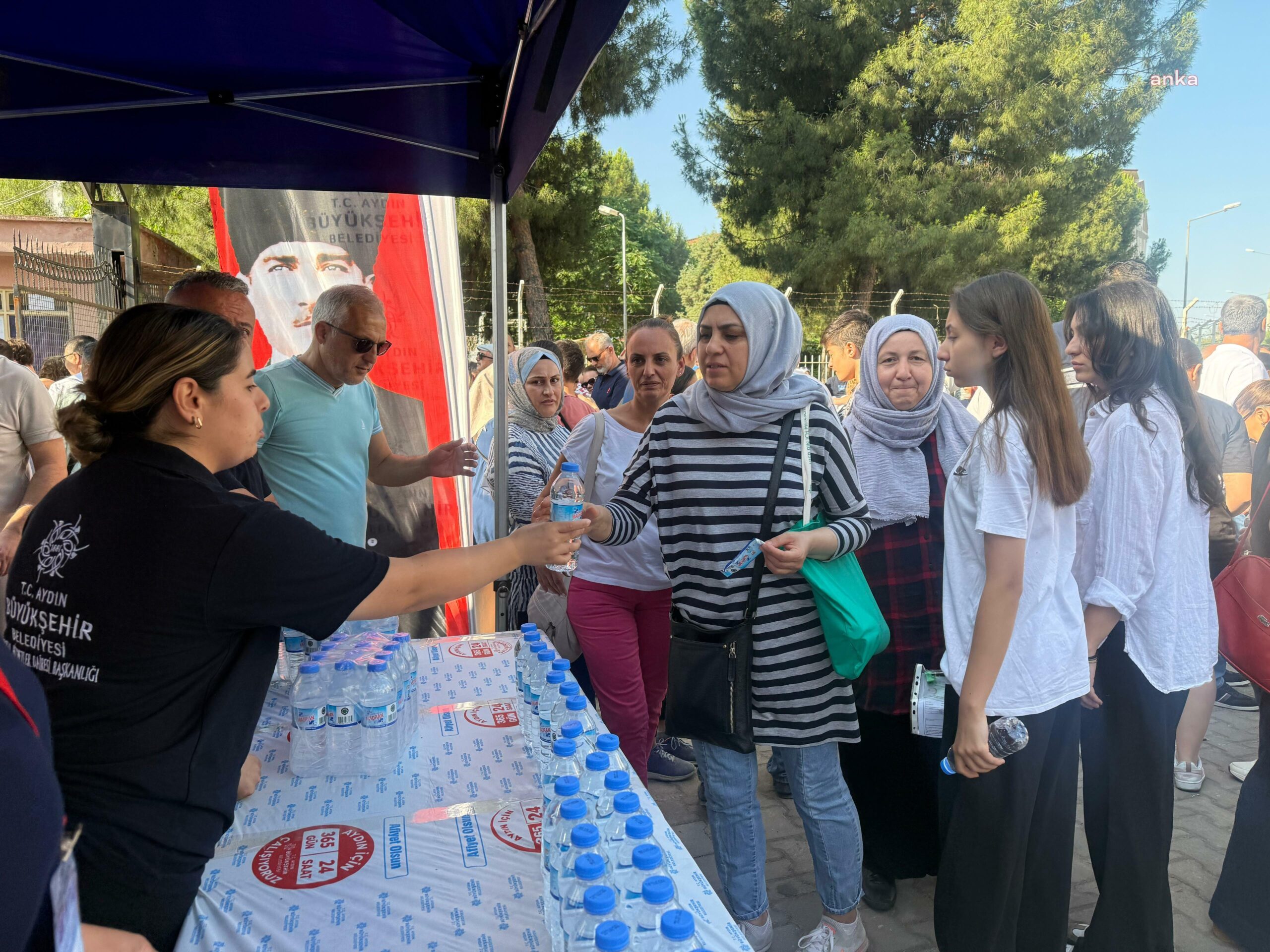 Aydın Büyükşehir Belediyesi’nden LGS’ye giren öğrencilere ve ailelerine su ikramı Aydın Büyükşehir Belediyesi’nden LGS’ye giren öğrencilere ve ailelerine su ikramı