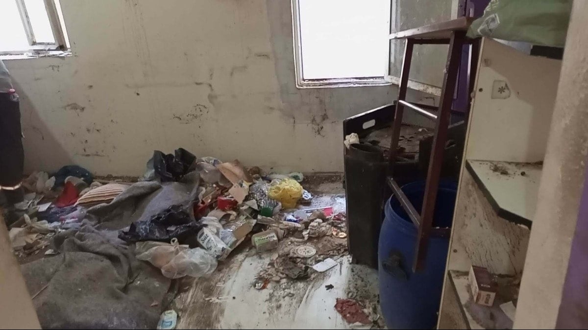 Aydın’da kötü koku yayılan evden 6 kamyon dolusu çöp Aydın’da kötü koku yayılan evden 6 kamyon dolusu çöp